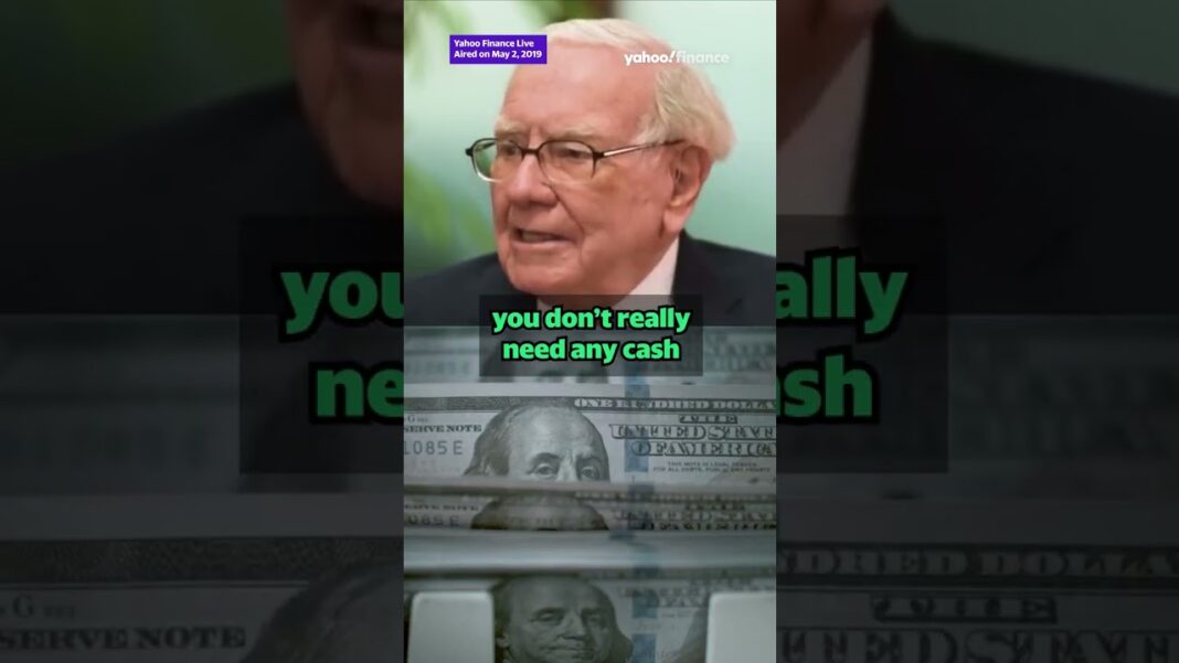 Investing: Buffett’s thoughts on when to hold cash 💵 #shorts