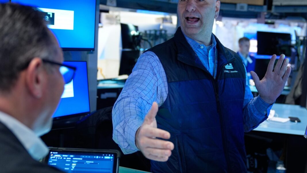 US stocks climb again, even as oil prices get back to rising