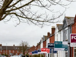 UK asking prices rise 0.8% as supply reaches decade high