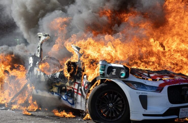 China stopped issuing new robotaxi licenses over a glitch. America can't stop them from crime scenes