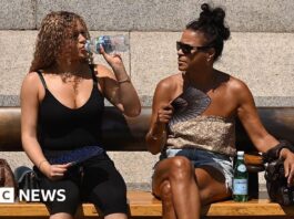 UK sees hottest day of year as bank holiday travellers face queues