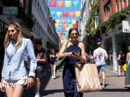 UK economy grows but experts warn of challenging months ahead