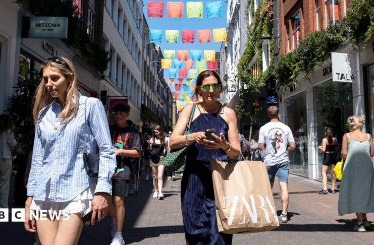 UK economy grows but experts warn of challenging months ahead
